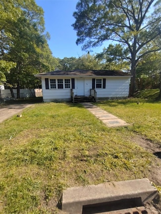 54 Meadowmere Ave, Mastic, NY 11950