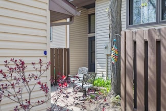 147 River Woods Ln, Burnsville, MN 55337