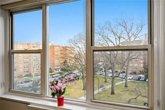 18-40 211th St Unit 4E, Bayside, NY 11360