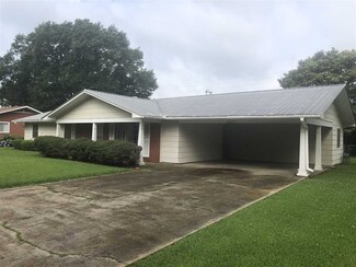 2001 Country Club Dr, Yazoo City, MS 39194