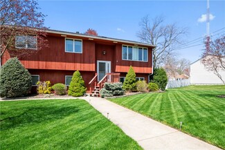 30 Groton St, Johnston, RI 02919