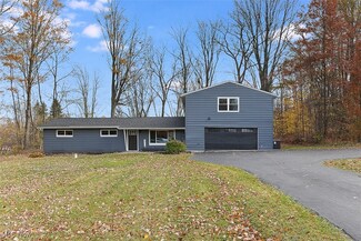 19039 Hillside Ln, Chagrin Falls, OH 44023