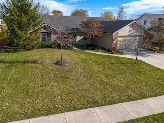 2215 Blue Harbor Dr, Fort Wayne, IN 46804