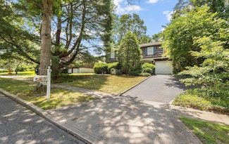 4 Eileen Ct, ComMacK, NY 11725