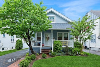 85 Lexington Ave, Malverne, NY 11565