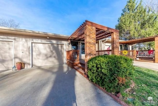 1623 Woodcrest Dr, Manhattan, KS 66502