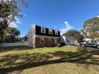 14 Whitney Ln, Coram, NY 11727