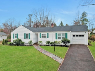 45 Daisy Farms Dr, New Rochelle, NY 10804