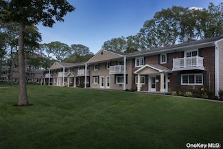 1 Brookwood Dr Unit 907B, Coram, NY 11727