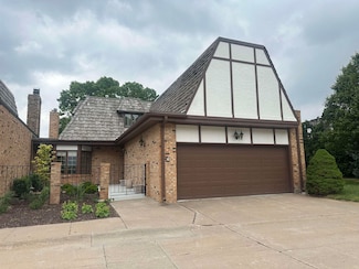 15 Village Dr, Hastings, NE 68901