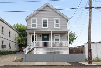 33 Washburn St, New Bedford, MA 02740