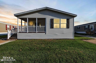 142 Applewood Ct, Columbus, MI 48063