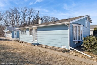 301 Delaware St, Carpentersville, IL 60110