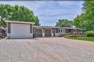 907 A Ave, Armstrong, IA 50514