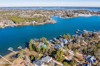 819 Chadwick Shores Dr, Sneads Ferry, NC 28460