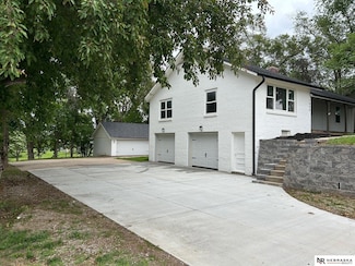 2008 Harlan Dr, Bellevue, NE 68005