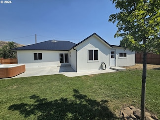 408 N Clairmont St, Wallowa, OR 97885