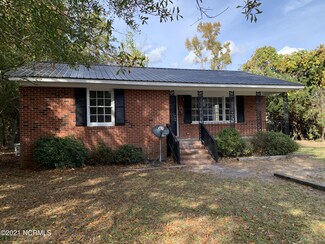 310 W Hayes St, Burgaw, NC 28425