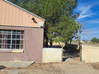 905 NE Camp St, Fabens, TX 79838