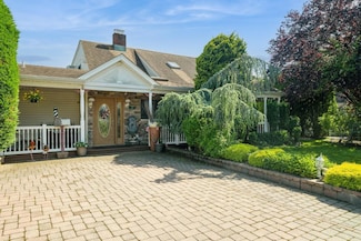 17 Piper Ln, Levittown, NY 11756