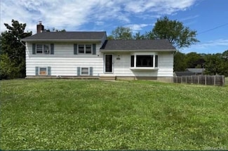 21 Carriage Dr, Newburgh, NY 12550
