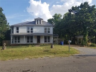 610 Church Ave, Comanche, OK 73529