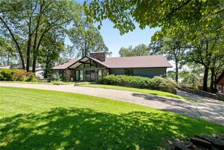111 Suttle Dr, Springdale, AR 72764