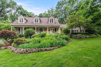 124 Hidden Oaks Dr, Barrington, IL 60010