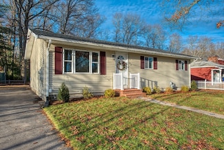 20 Grand Ave, Taunton, MA 02780