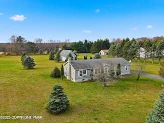 376 High Country Dr, Blakeslee, PA 18610