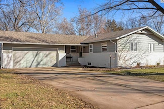 724 Crescent Dr, Hesston, KS 67062