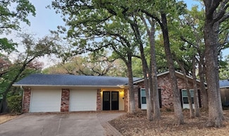 624 Hillview Dr, Hurst, TX 76054