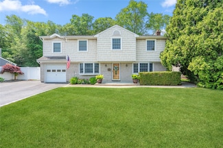 36 Richmond St, Islip, NY 11751