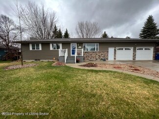 912 Heart Dr, Dickinson, ND 58601