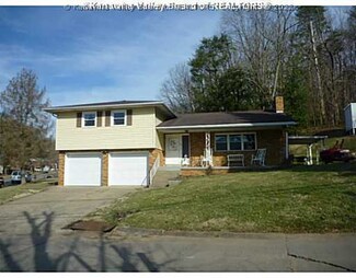 106 Brookhaven Dr, Nitro, WV 25143