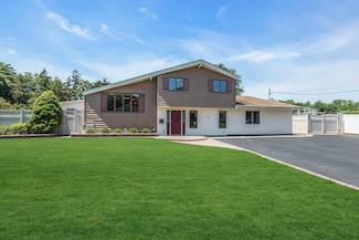 18 Cloverdale Dr, Oakdale, NY 11769