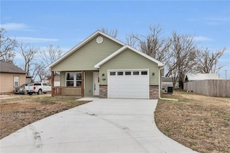 831 Pacific Ave, Osawatomie, KS 66064