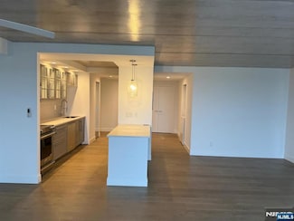 1077 River Rd Unit 401N, Edgewater, NJ 07020