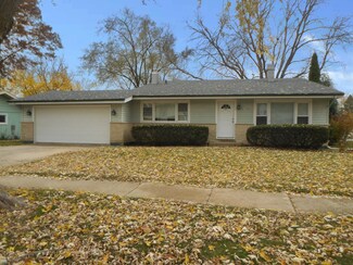 1195 Crestview Dr, Elgin, IL 60123