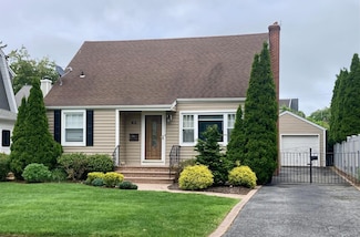 43 Clifford Place, East Norwich, NY 11732