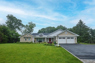 77 Crabapple Rd, Manhasset, NY 11030