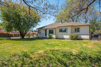 118 S Caves Ave, Cave Junction, OR 97523