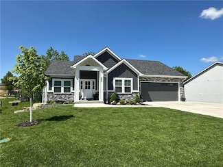 546 N Oakwood Ln, Tonganoxie, KS 66086