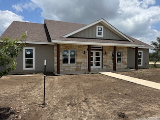 61 Friendship Hills, Uvalde, TX 78801
