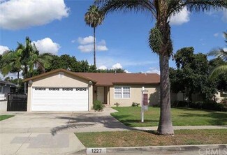 1227 Raymar St, Santa Ana, CA 92703