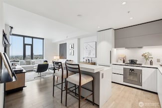 889 Avenue Square NE Unit 702, Bellevue, WA 98004