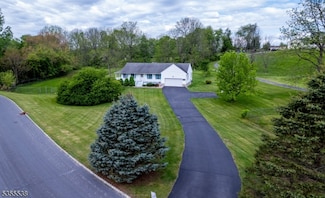 5 Carriage Ln, Hamburg, NJ 07419