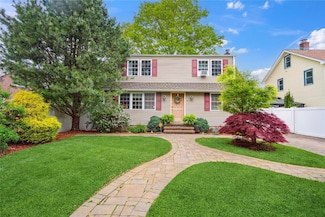 7 Grange St, Huntington, NY 11743