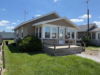 808 E 15th St, Beardstown, IL 62618