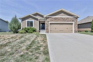 1112 SW 13th St, Oak Grove, MO 64075